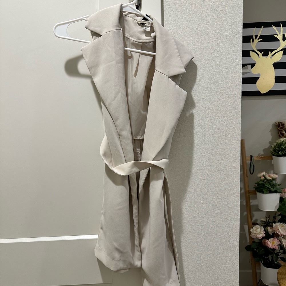 NWOT H&M sleeveless jacket, Size M